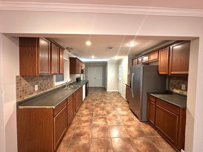 Building Photo - 2046 Shadywood Ln