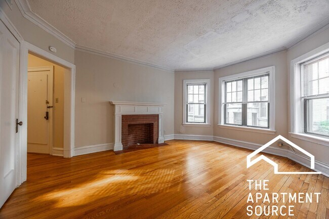 Building Photo - 925 Forest Ave