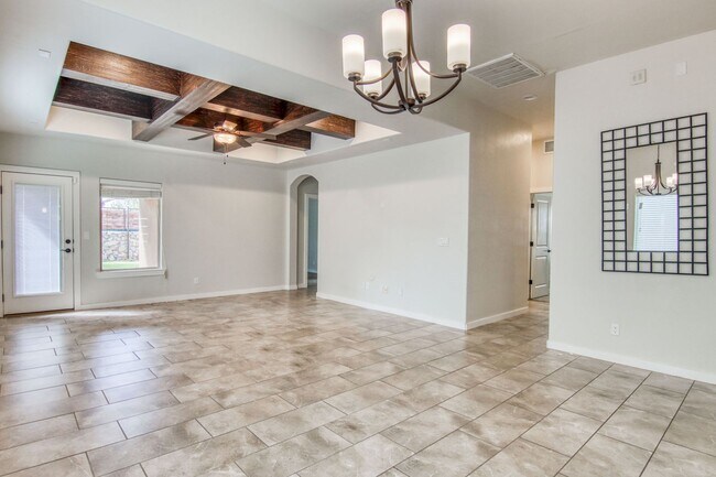 Building Photo - Beautiful East side House with 4 bed-2 baths