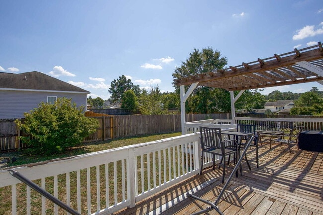 Building Photo - Charming 3 BR/2BA Ranch with fully fenced ...
