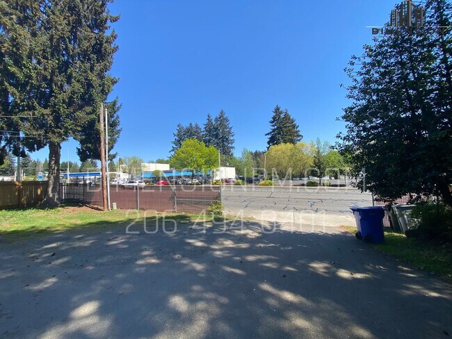 Building Photo - 4 Bed 2.5 Bath Remodelled Manufactured Home in Kent! Available NOW! Easy self showings!