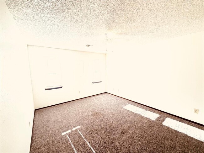 Building Photo - 316 Falcon Ct