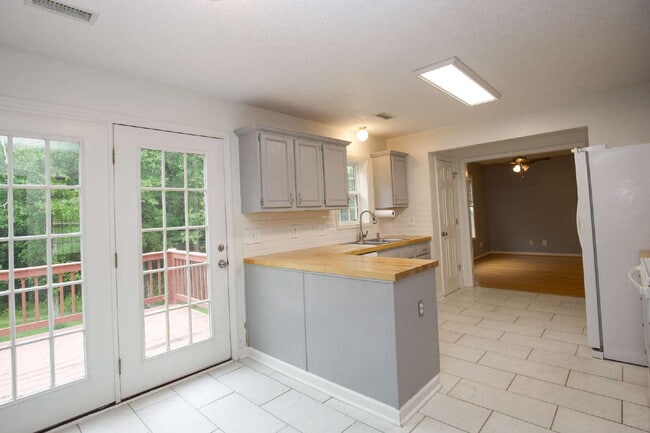 Building Photo - Charming 3 Bedroom, 2,5 Bath home with hug...