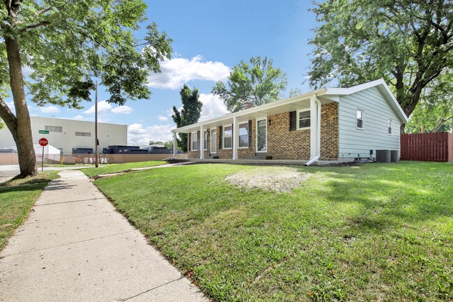 Building Photo - 834 Harding Ave