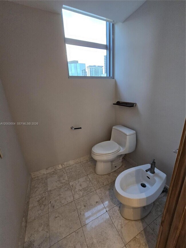 Building Photo - 1331 Brickell Bay Dr
