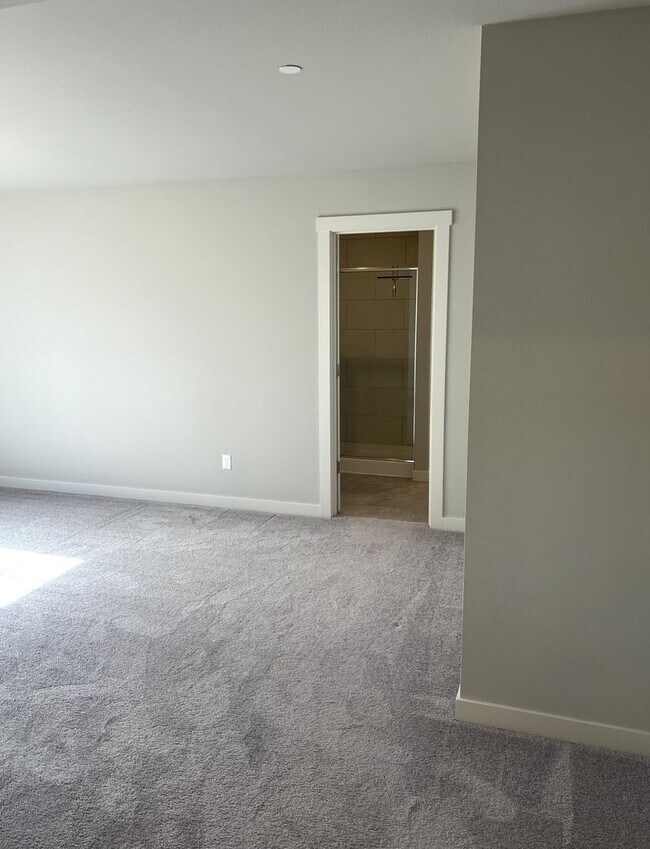 Building Photo - Beautiful Beaverton 4 Bedroom Home with Open Floor Plan, Deck & Upstairs Bonus Room