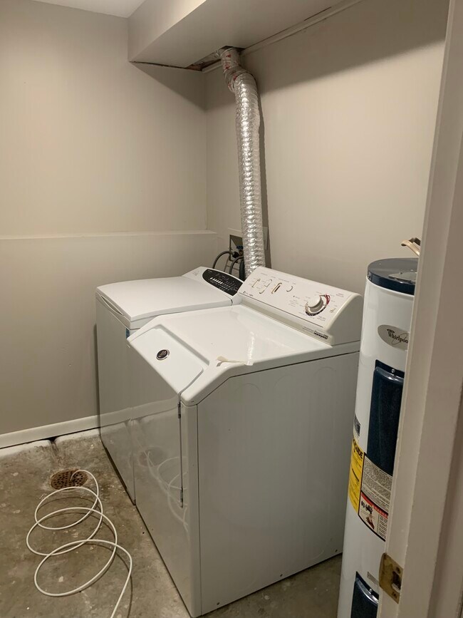 Building Photo - 3516 Valencia Dr