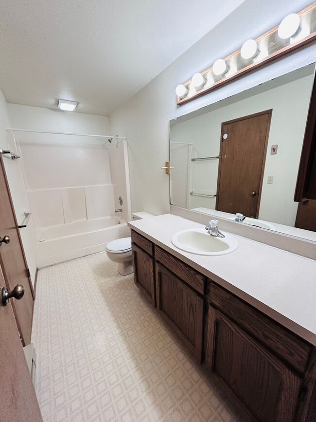 Building Photo - ***PENDING APPLICATION***Lovely Home Minutes away from West Beach