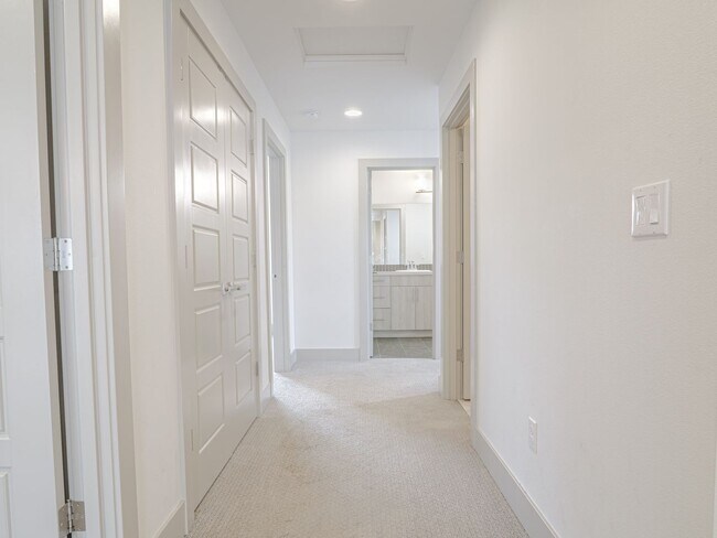 Building Photo - Stunning Ten Trails Home for Rent! 5 bedro...