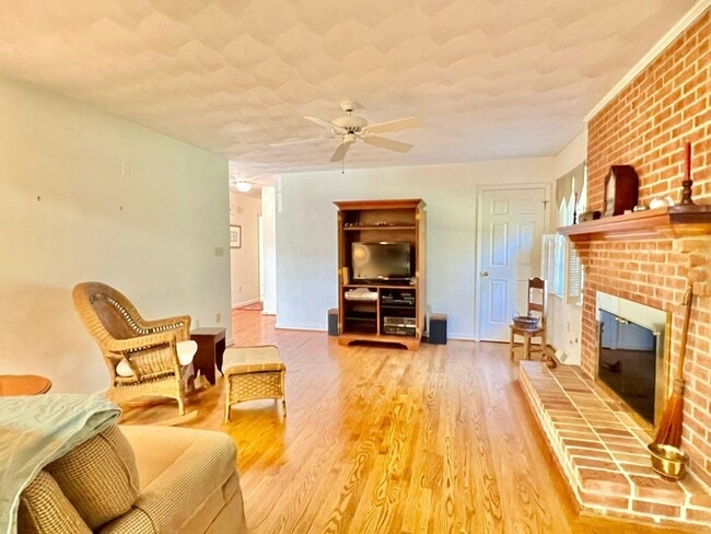 Building Photo - 4946 Appletree Dr