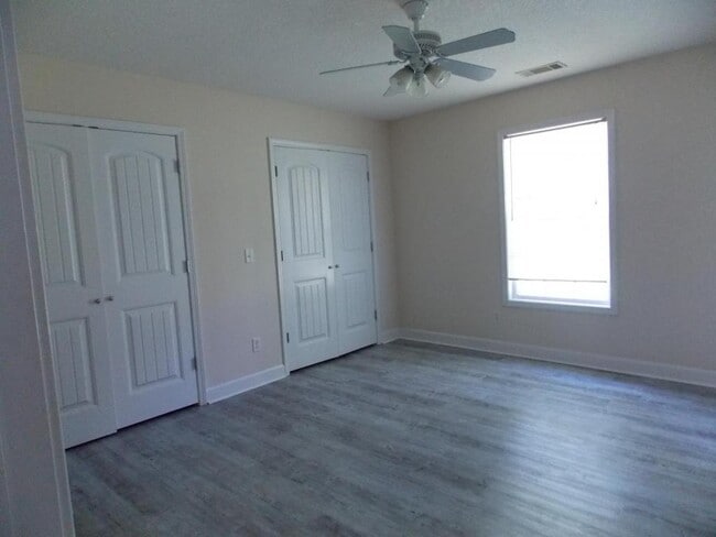 Building Photo - 305 Sterling Ct