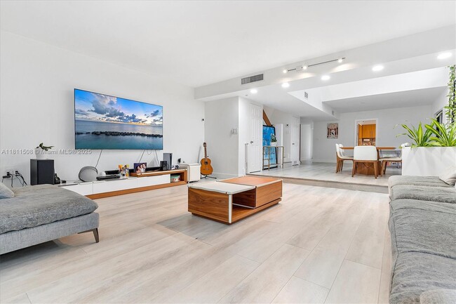Building Photo - 300 Poinciana Island Dr