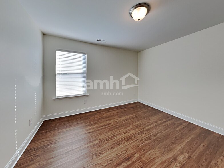 Building Photo - 111 Samara Ln