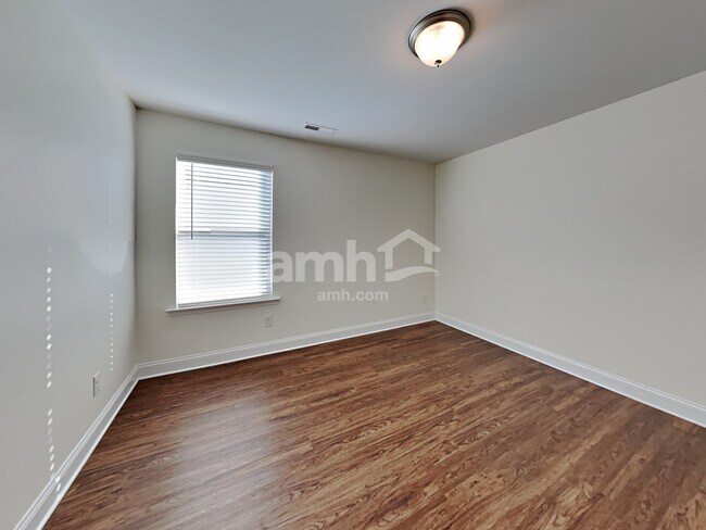 Building Photo - 111 Samara Ln