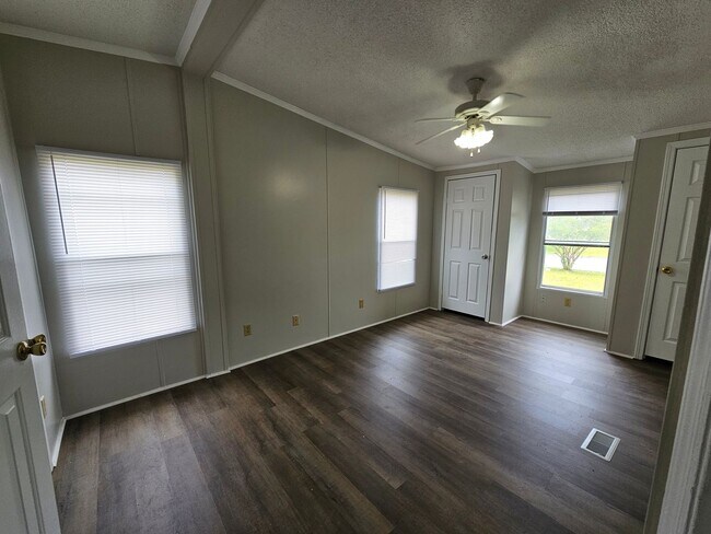 Building Photo - Renovated 3 Bedroom 2 Bath Home- Minutes from Shopping & Restaurants