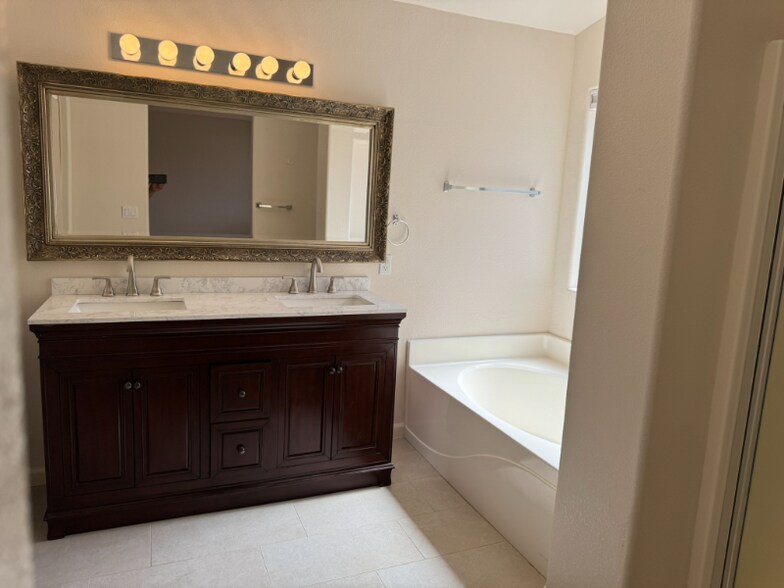 Building Photo - 8628 Esselmont Dr E