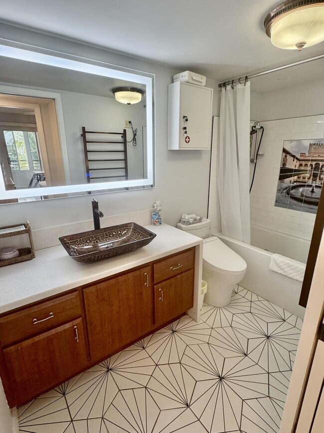 Building Photo - 4063 Yarmouth E