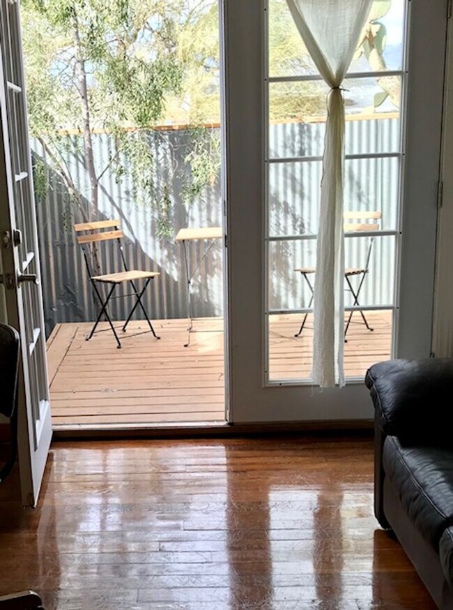 Building Photo - Central Location - 2 beds 1 bath
