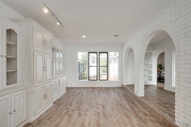 Building Photo - 4202 N Hills Dr