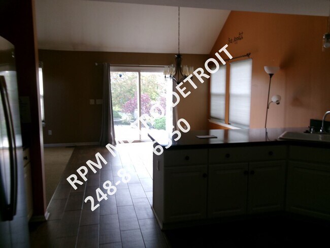 Building Photo - SPACIOUS HOME IN BROWNSTOWN