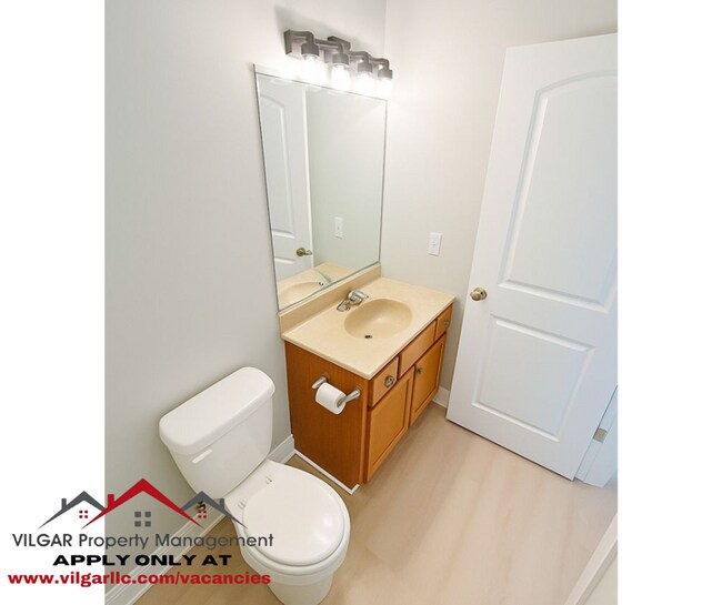 Building Photo - New & Updated! 2BR/2BA w/ Fireplace, Garag...