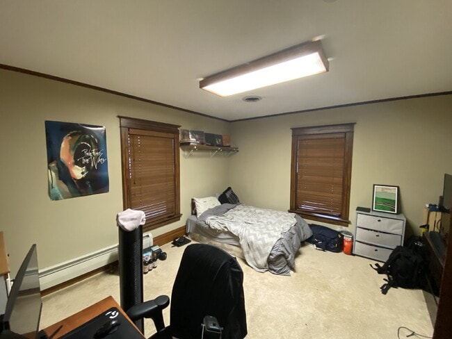 Building Photo - Spacious top floor 4 bed 1 bath by UWEC!