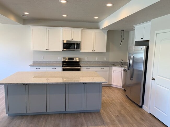 Building Photo - Spacious 4-Bedroom End-Unit Townhome with 2-Car Garage | Pet-Friendly | American Fork