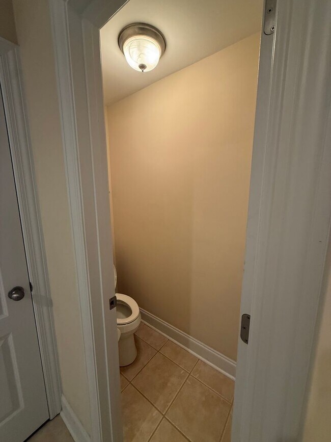 Building Photo - Well-Maintained Home in Convenient Madison Location