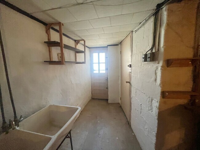 Building Photo - PHA only 3 bedroom, 1 bathroom house