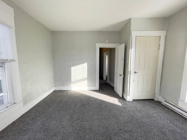 Building Photo - Downtown Home with fence and nice updates and clawfoot tub