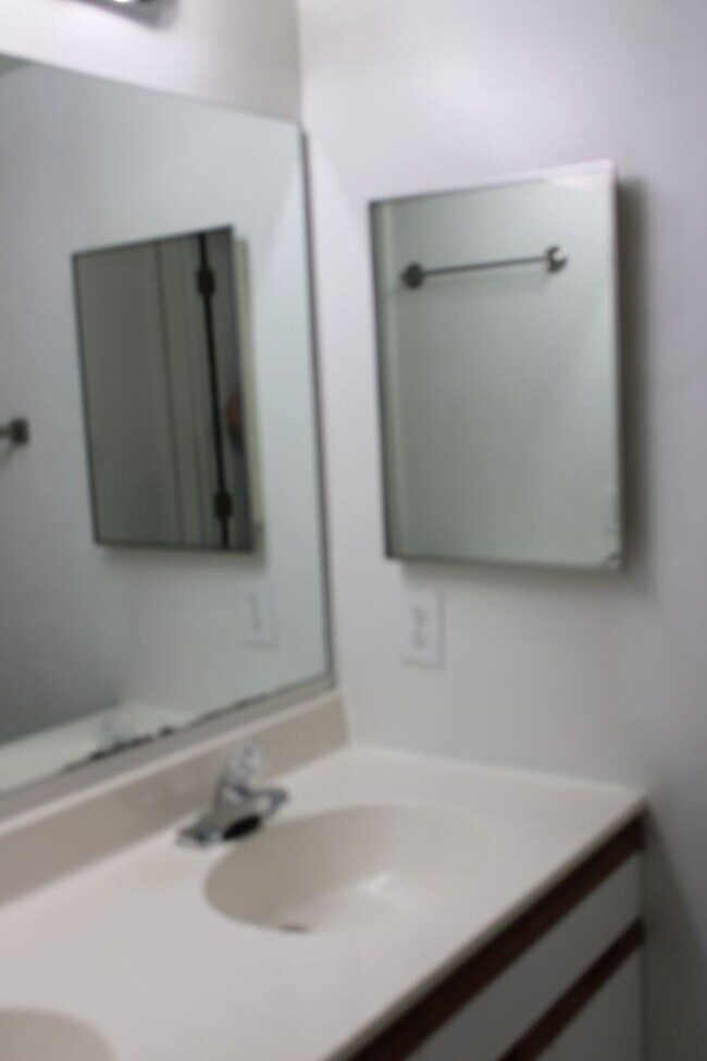 Building Photo - Laurel Villas Condominiums- 2025-2026