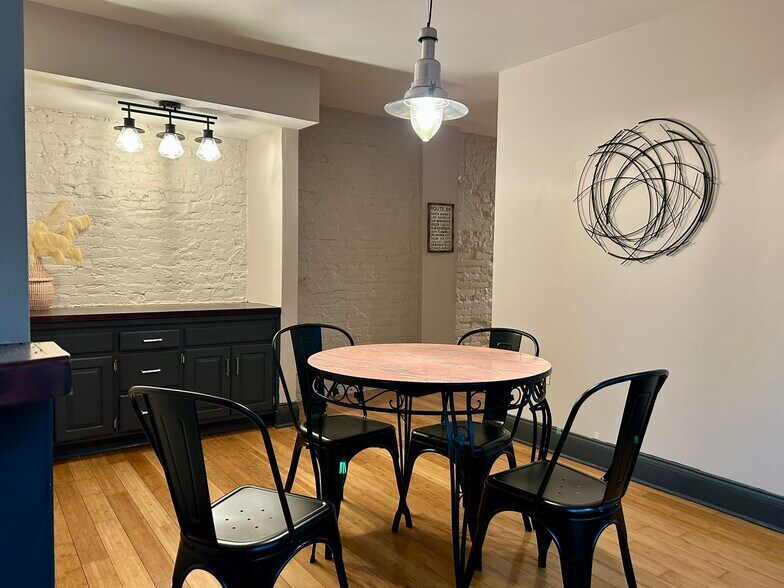 Building Photo - 225 E King St