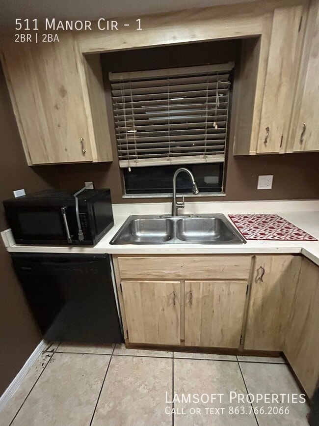 Building Photo - 511 Manor Cir