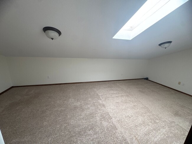 Building Photo - Two-story, four-bedroom, three-bathroom ho...