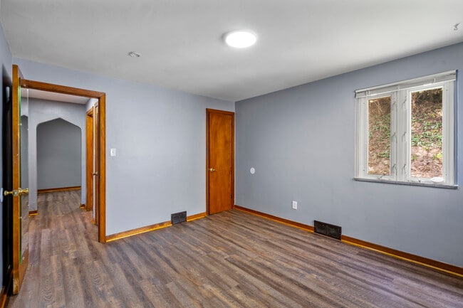 Building Photo - 219 Carmella Dr