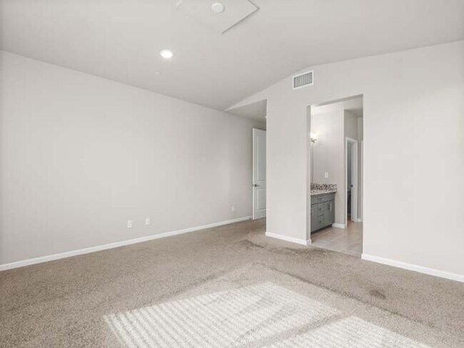 Building Photo - Summer Special $400 OFF!!! 1st Month!!!