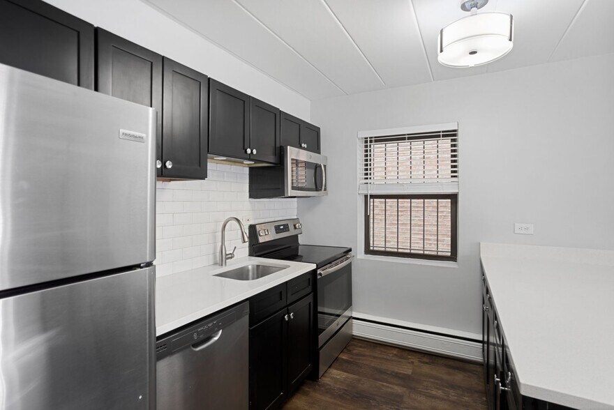 Building Photo - 6007 N Kenmore Ave