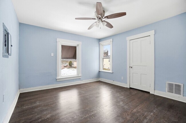 Building Photo - 44 5 Oaks Ave