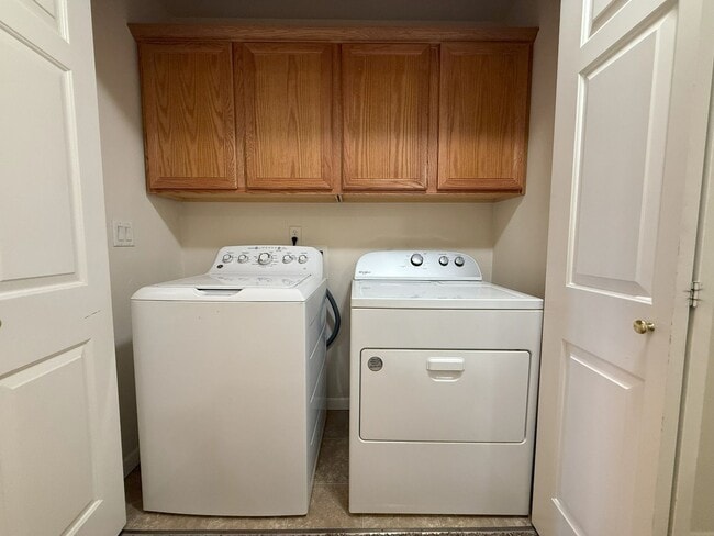 Building Photo - FANTASTIC 3 BEDROOM AND 2.5 BATHROOM TOWNHOUSE IN REDMOND!