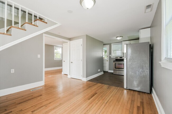 Building Photo - 4 bedroom / 1.5 bath in West Ashley ~ Move-in Today!