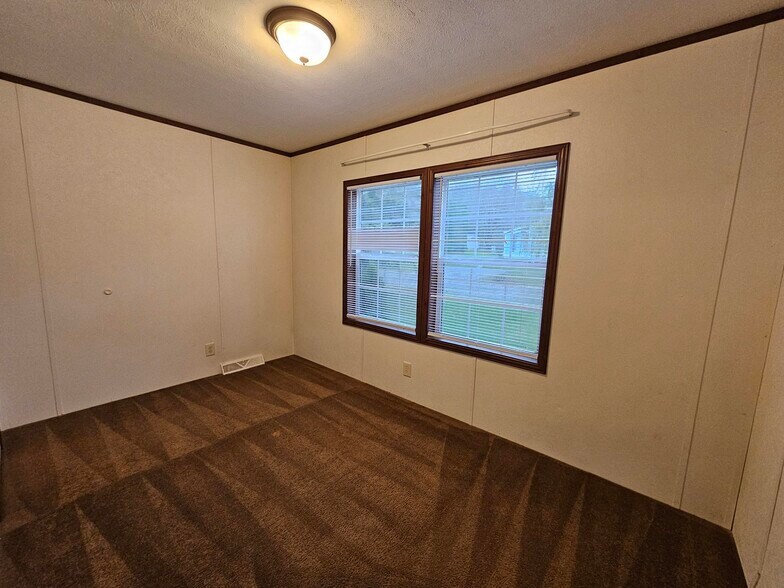 Building Photo - 10 Daisy Ln