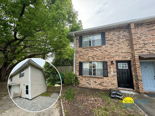 Primary Photo - Adorable 2 Bedroom Home Centrally Located ...