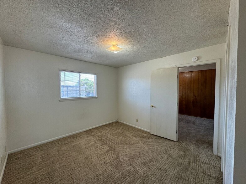 Building Photo - 805 W Hallmark Ave