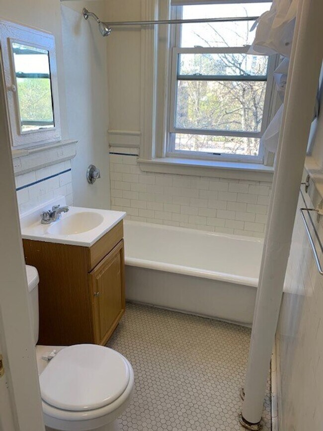 Building Photo - Desirable apartment in Fenway
