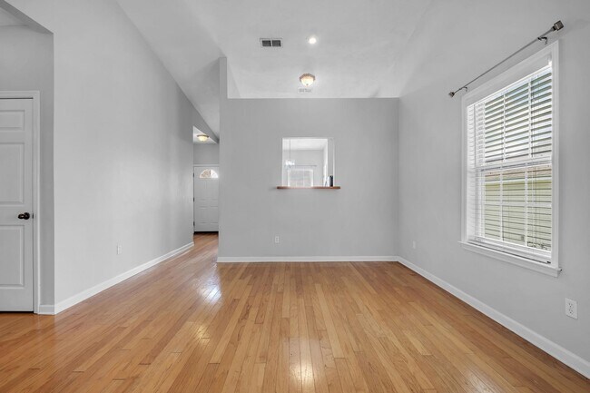 Building Photo - 944 Saddle Creek Run