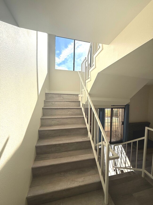 Building Photo - Beautifully Updated End-Unit Condo for Ren...