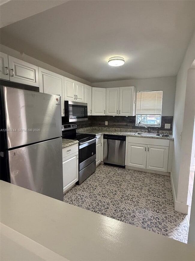 Building Photo - 6631 SW 41st Pl