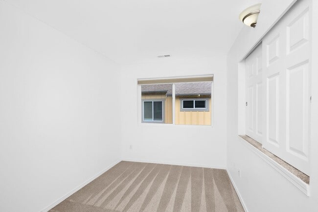 Building Photo - Mini 2 Bedroom Townhouse Heart of Redmond