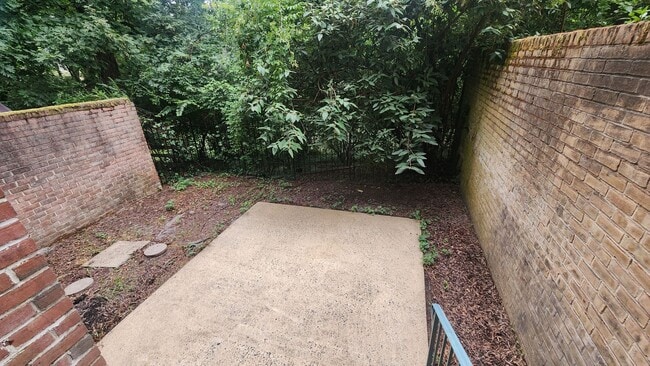 Building Photo - Spacious Arlington TH Near Ballston Metro!