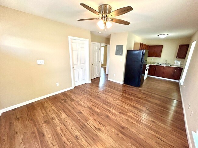 Building Photo - **APPLICATION RECEIVED** 2 Bedroom / 1 Bath Duplex Near Lackland AFB!
